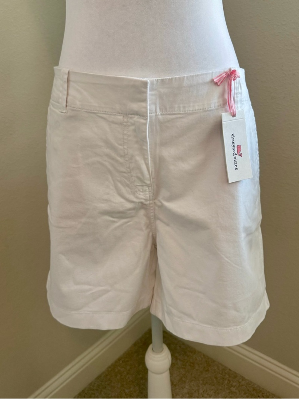 NWT Vineyard Vines White 5"
Everyday Shorts Size 14
